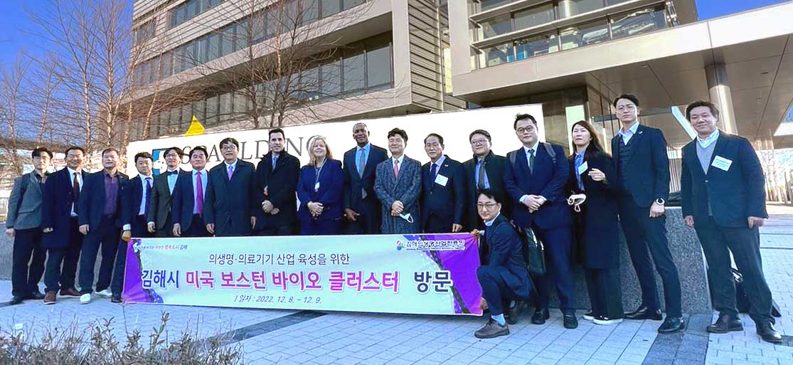Representatives of Neurive and the government of Gimhae City, Korea, posing with a banner in Korean.